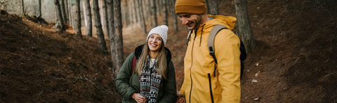 Zwei Menschen wandern durch einen Wald