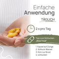Einfache Anwendung von Pro Curcumin Forte: 2 × pro Tag; Hand mit gelben Kapseln. Tipp zum Schlucken, der „Nick-Trick“: 1. Kapsel auf die Zunge, 2. Schluck Wasser, 3. Kinn zur Brust, 4. schlucken