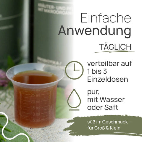 Einfache Anwendung von Pro EM san Berry: täglich, verteilbar auf 1 bis 3 Einzeldosen, pur, mit Wasser oder Saft, süß im Geschmack – für Groß und Klein; Messbecher mit Pro EM san Berry