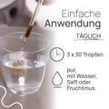 Einfache Anwendung von Pro Intest alkoholfrei: täglich 3 × 30 Tropfen, pur, mit Wasser, Saft oder Fruchtmus; Tropfen fallen aus einer Pipette in ein Glas Wasser