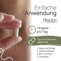 Einfache Anwendung von Pro Jod: 1 Kapsel pro Tag; Finger halten eine Kapsel. Tipp zum Schlucken, der „Nick-Trick“: 1. Kapsel auf die Zunge, 2. Schluck Wasser, 3. Kinn zur Brust, 4. schlucken