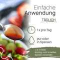 Einfache Anwendung von Pro Omega Ultra: 1 × pro Tag, pur oder in Speisen, zum Beispiel im Salat; wichtig: nicht in heißen Speisen verwenden. Öl tropft von einem Löffel über einen Salat