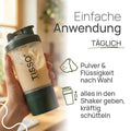 Einfache Anwendung des TISSO Shakers: täglich Pulver und Flüssigkeit nach Wahl, alles in den Shaker geben und kräftig schütteln; Hand hält einen gefüllten Shaker; Bildhinweis: KI-gestützter Inhalt