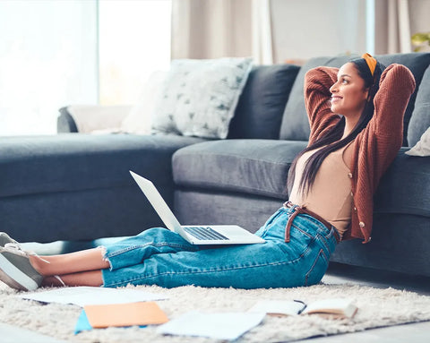 Junge Frau entspannt nach der Arbeit – Symbolbild für Stressabbau, innere Ruhe und Burnout-Prävention