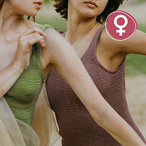 Zwei Frauen in Tanktops, eine legt die Hand auf die Schulter der anderen, dazu das Frauensymbol