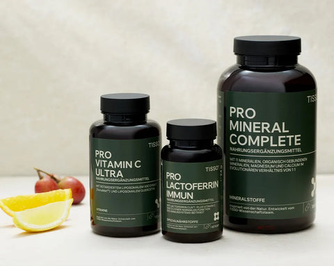 TISSO Nahrungsergänzungsmittel: Pro Mineral Complete, Pro Vitamin C Ultra und Pro Lactoferrin Immun vor grauem Hintergrund.
