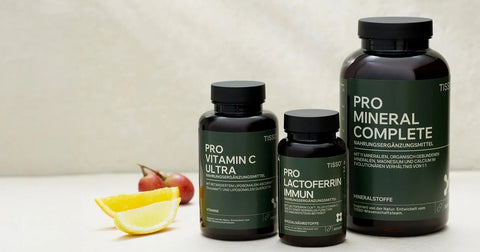 Pro Vitamin C Ultra, Pro Lactoferrin Immun und Pro Mineral Complete neben Zitronenschnitzen und Äpfeln