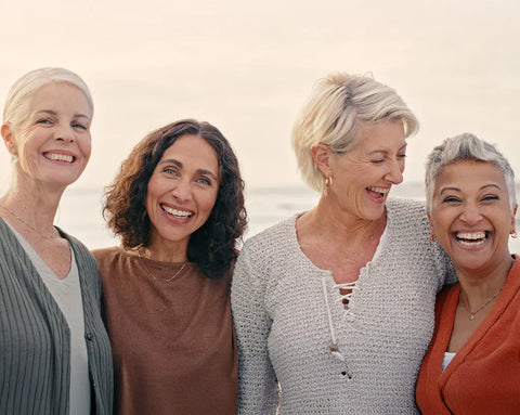 vier lachende Frauen in den Wechseljahren